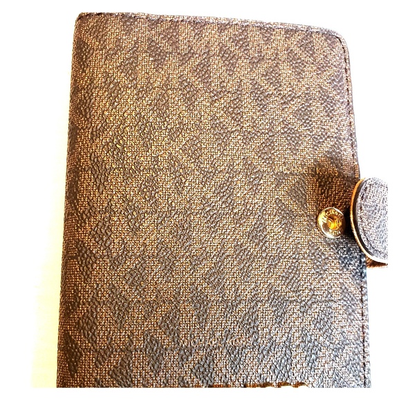 Passport case - Picture 1 of 3